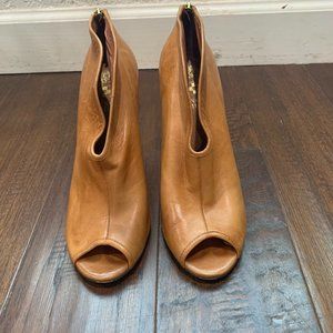 "Brooke" Vince Camuto Shootie, Sz 8